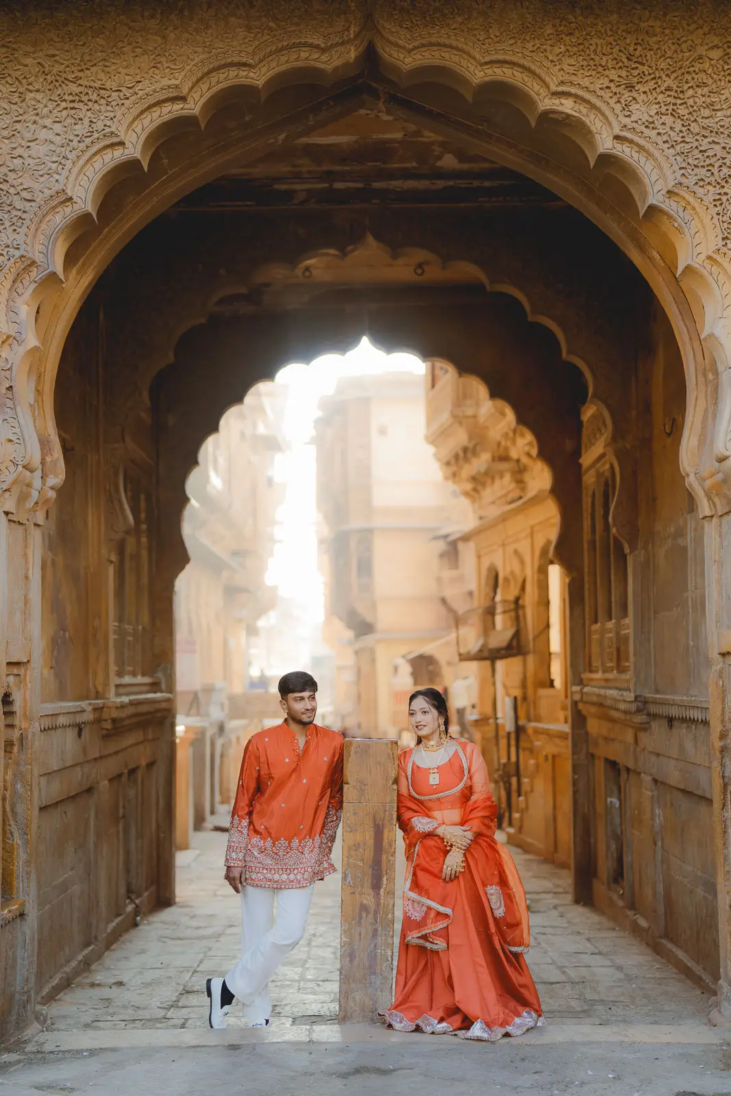 Dreamy Couple Portrait Through Jaisalmer’s Golden Archways