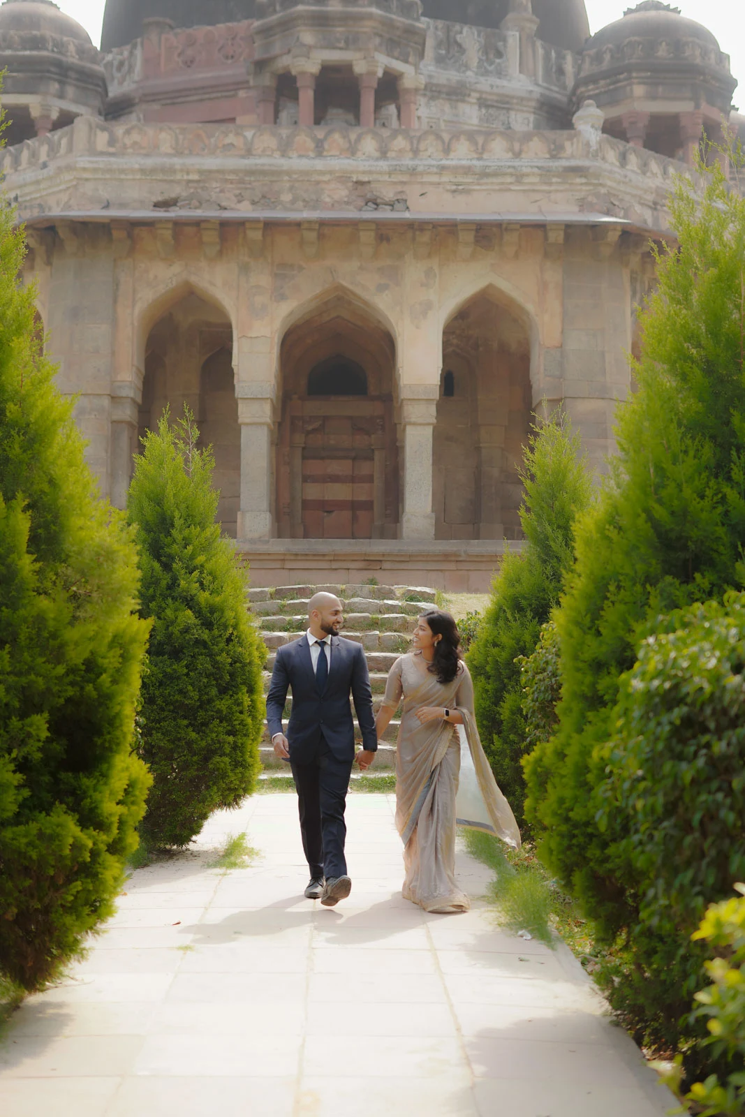 Elegant Couple Portrait Beneath a Delhi Monument Arch