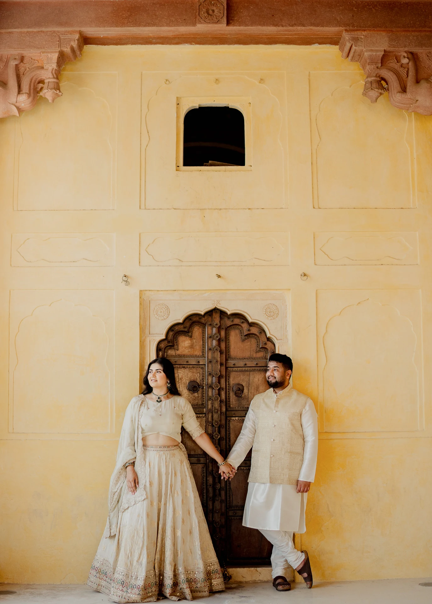 Couple sitting together in a small arched niche, Amer Fort