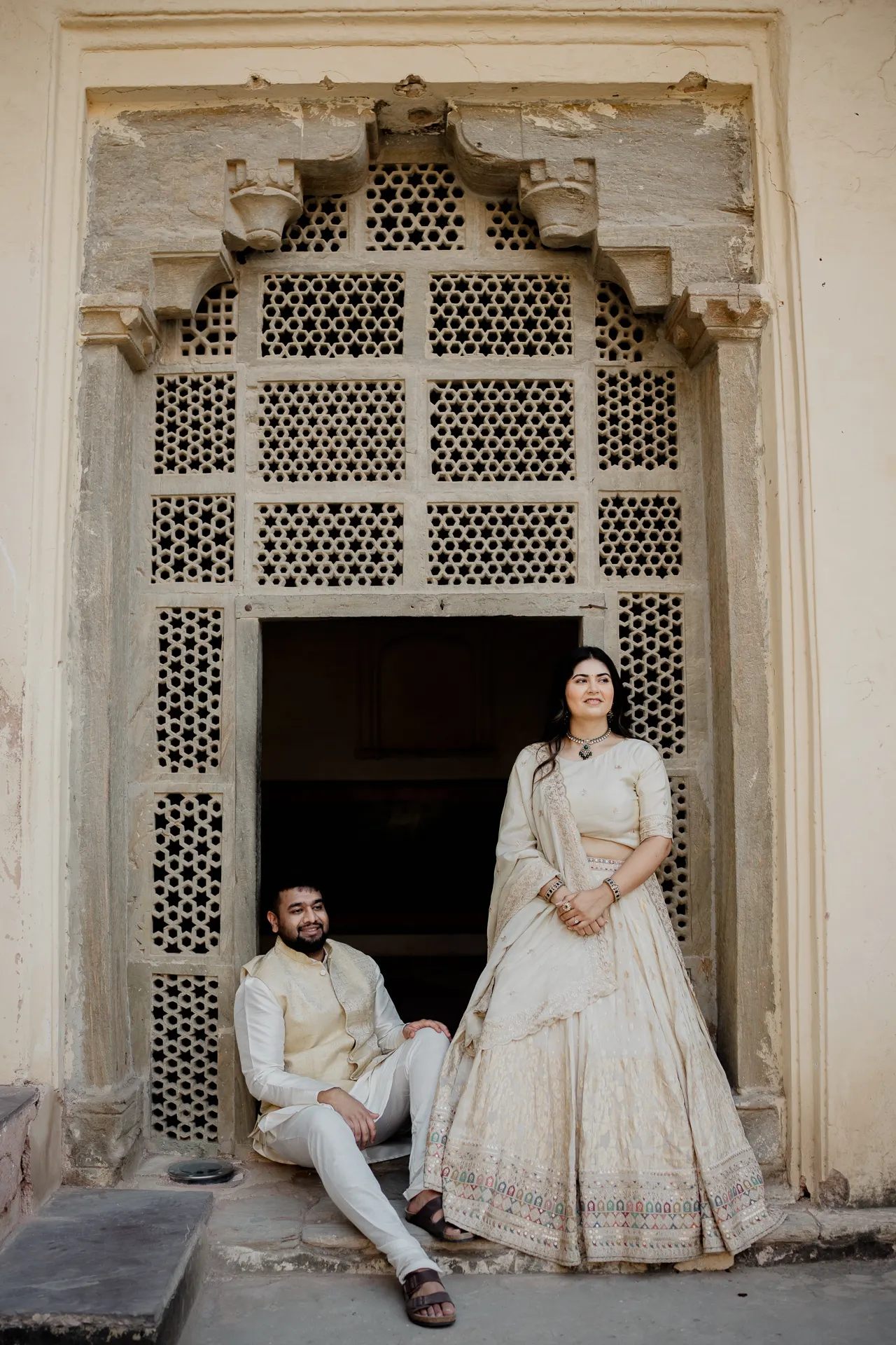 Couple standing beneath a jharokha window, Amer Fort